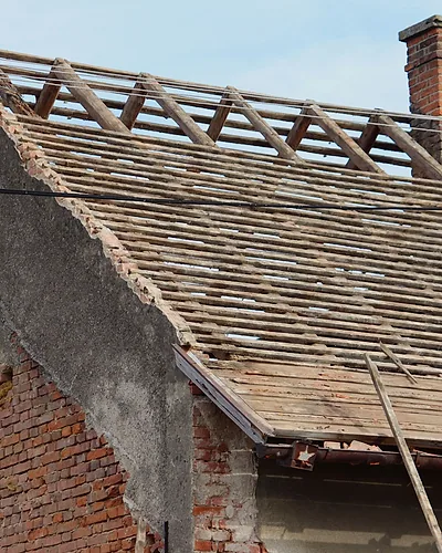 Dům s rozebíranou střechou a komínem