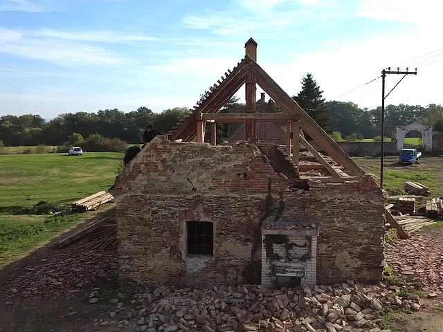 Stará stavba s odkrytým krovem, záběr z dronu