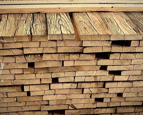 Před: starý podlahový materiál naskládaný na vozíku v dílně